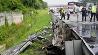Suasana lokasi kejadian kecelakaan tabrakan maut di Tol Jakarta-Cikampek Km 58, Senin (8/4/2024). (Liputan6.com/Herman Zakharia)