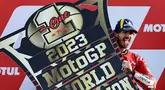 Pembalap Ducati Lenovo, Francesco Bagnaia, merayakan kemenagan dirinya sebagai juara dunia MotoGP 2023 setelah berhasil finis posisi pertama pada balapan MotoGP Valencia, Minggu (26/11/2023). (AFP/Jose Jordan)