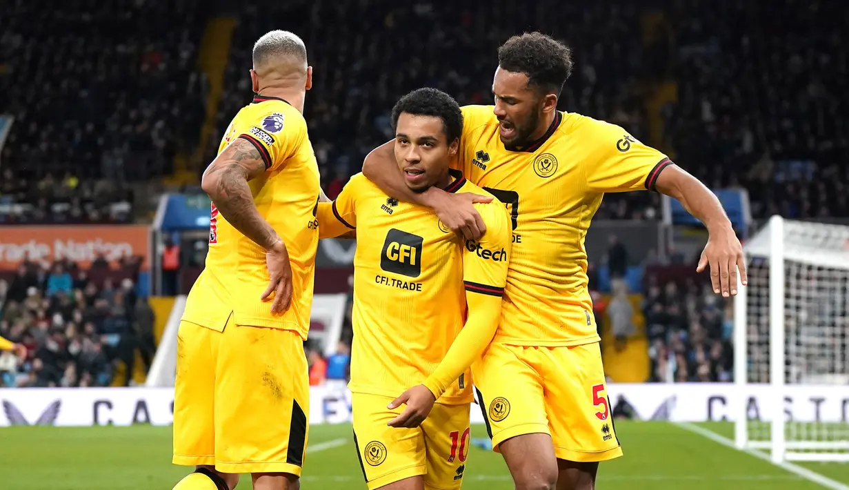 Aston Villa baru bisa menyamakan skor pada menit ketujuh masa injury time berkat gol Nicolo Zaniolo. Kedua tim pun harus puas berbagi satu angka usai bermain imbang 1-1 di akhir laga. (Nick Potts/PA via AP)