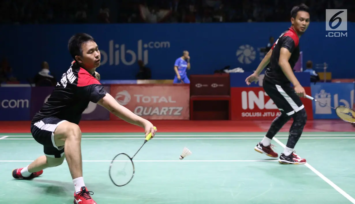 Pebulu tangkis putra campuran Indonesia, M Ahsan/Hendra Setiawan saat melawan Markus Ellis/Chris Langridge (Inggris) di Babak 32 besar Indonesia Open 2019 di Istora Senayan, Jakarta, Rabu (17/7/2019). M Ahsan/Hendra Setiawan unggul 28-26, 21-17. (Liputan6.com/Helmi Fitrhiansyah)