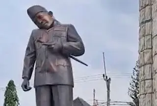 Patung Soekarno di Indramayu patah leher dan miring. (Istimewa)