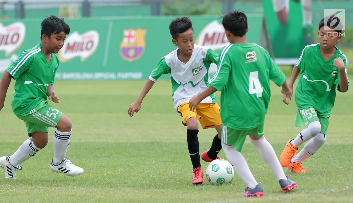 Sejumlah anak-anak bermain sepak bola pada acara kompetisi sepak bola U-12 antar Sekolah Dasar, MILO Football Championship 2018, di Senayan, Jakarta, Sabtu (24/3). Kegiatan ini untuk mempromosikan gaya hidup sehat dan aktif. (Liputan6.com/Pool/Rizky)