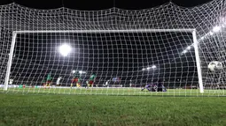 Kiper Manchester United itu kebobolan tiga gol saat melawan Senegal. (AFP/Kenzo Triboullard)