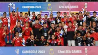 Timnas Indonesia U-22 berselebrasi di podium setelah memenangkan pertandingan final sepak bola&nbsp;SEA Games 2023 melawan Thailand di Olympic Stadium, Phnom Penh, Kamboja, Selasa, 16 Mei 2023. Timnas Indonesia U-22 menang 5-2. (foto: Nhac NGUYEN / AFP)