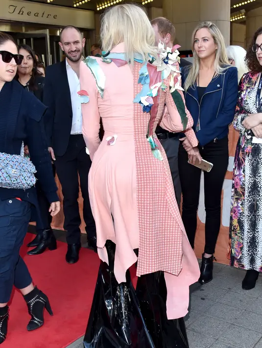 Penyanyi Lady Gaga saat tiba dalam pemutaran perdanya Gaga: Five Foot Two" di Toronto International Film Festival di Toronto (8/9). Dalam acara tersebut Lady Gaga terlihat mengenakan seperti kantong plastik pada bagian bawahnya. (AFP Photo/Geoff Robins)