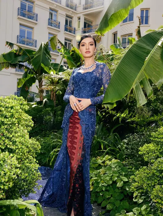 Penampilan Raline Shah berkebaya yang paling memikat adalah ketika ia menghadiri Cannes Film Festival beberapa waktu lalu. Kebaya biru panjang yang dramatis, dipadukan dengan kain batik sebagai rok. [Instagram/Raline Shah]