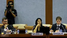 Kepala Bagian Politik Kerajaan Belanda Nico Schrmers (kiri) beserta peneliti Lembaga Internasional Anti Terorisme Tanya Saja Mehra dan Christophe Paulussen saat rapat konsultasi dengan Badan Legislasi DPR, Jakarta, (17/2). (Liputan6.com/Johan Tallo)
