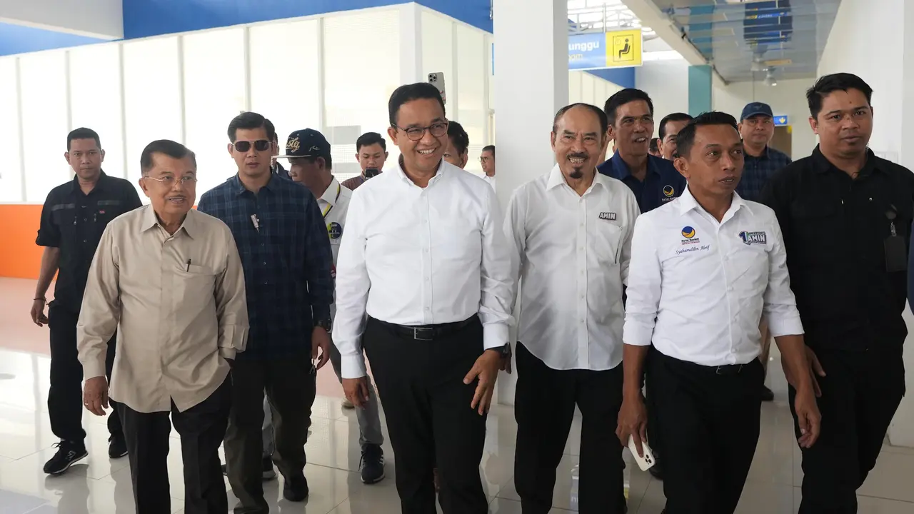 Jusuf Kalla mendampingi Anies Baswedan kampanye.