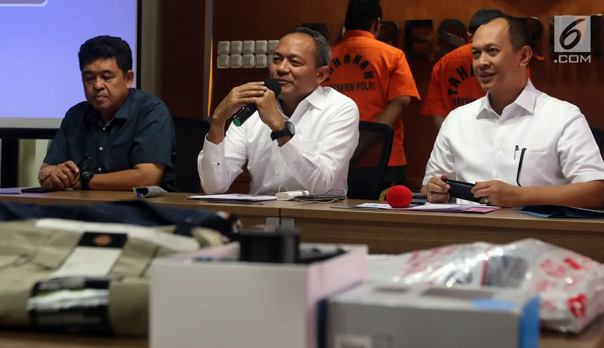 Kabareskrim Irjen Pol Areif Sulistyanto (tengah) bersama Direktur Tindak Pidana Siber Bareskrim Polri Brigjen Pol Albertus Rachmad Wibowo (kanan) memberi keterangan terkait kasus pencurian data nasabah, Jakarta, Selasa (28/8). (Liputan6.com/JohanTallo)
