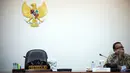 Presiden Joko Widodo memimpin rapat terbatas di Kantor Istana Kepresidenan, Jakarta, Senin (13/4/2015). Tampak, Menteri Sekretaris Negara Pratikno saat menanti dimulainya ratas yang membahas sektor kelautan dan perikanan. (Liputan6.com/Faizal Fanani)