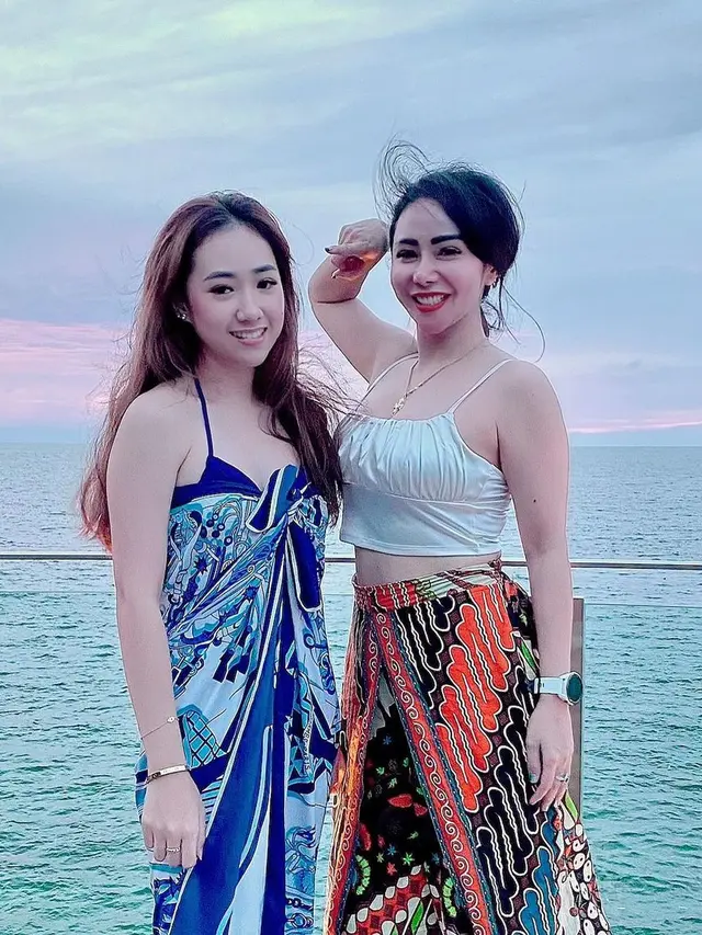 6 Potret Femmy Permatasari dan Dua Putrinya, Bak Kakak Adik