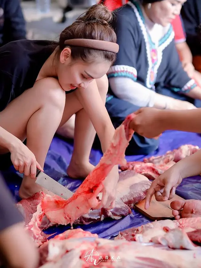 Ayu Ting Ting potong daging kurban (Instagram/ayutingting92)