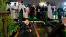 Seorang pendeta Kristen Ortodoks membuat tanda salib saat mandi dalam air es pada perayaan Epiphany di Gereja Tritunggal Mahakudus, Ostankino, Moskow, Rusia, 18 Januari 2023. Penganut Kristen Ortodoks di Rusia merayakan Hari Raya Epiphany dengan membenamkan diri ke dalam air dingin untuk memperingati pembaptisan Yesus Kristus di Sungai Yordan. (AP Photo/Alexander Zemlianichenko)