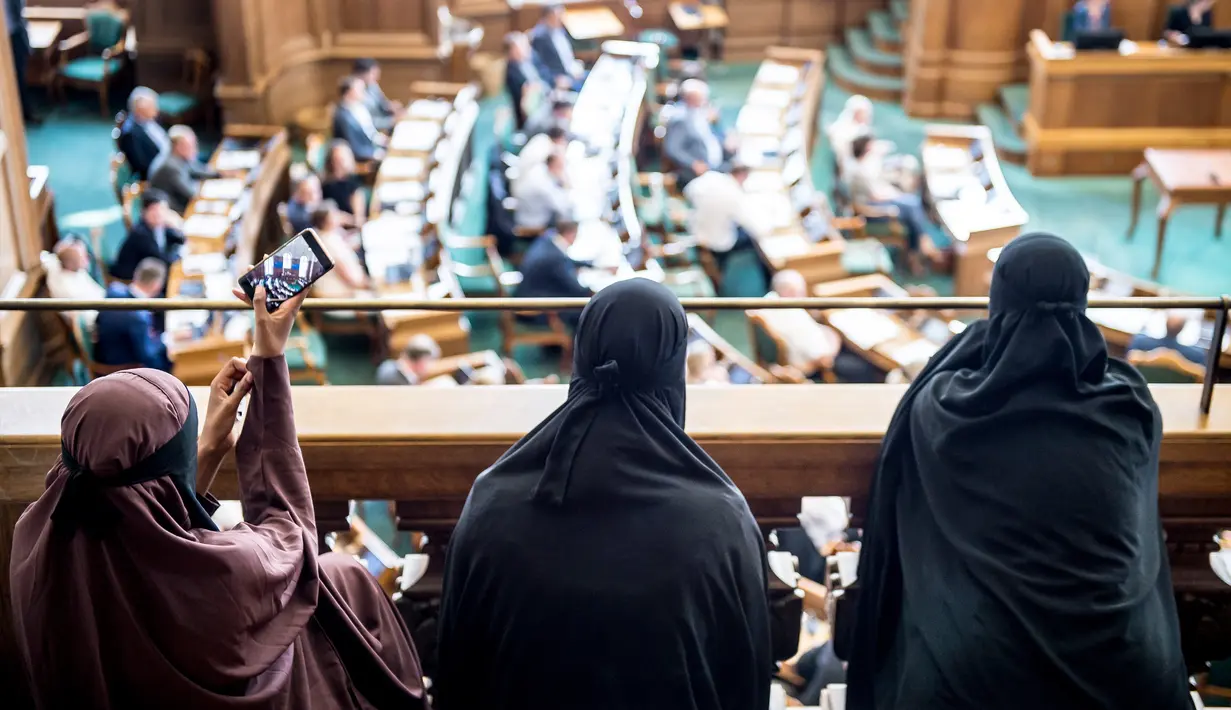 Sejumlah perempuan yang mengenakan niqab menyimak sidang Parlemen Denmark di Kopenhagen, Denmark (31/5). UU itu dihasilkan dalam pemungutan suara, di mana 75:30 suara menyetujui aturan tersebut. (Mads Claus Rasmussen / Ritzau Scanpix / AFP)