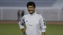 Pelatih Timnas Indonesia U-22, Indra Sjafri, tertawa saat memimpin latihan di Stadion Rizal Memorial, Manila, Jumat (22/11). Latihan ini persiapan jelang laga SEA Games 2019. (Bola.com/M Iqbal Ichsan)