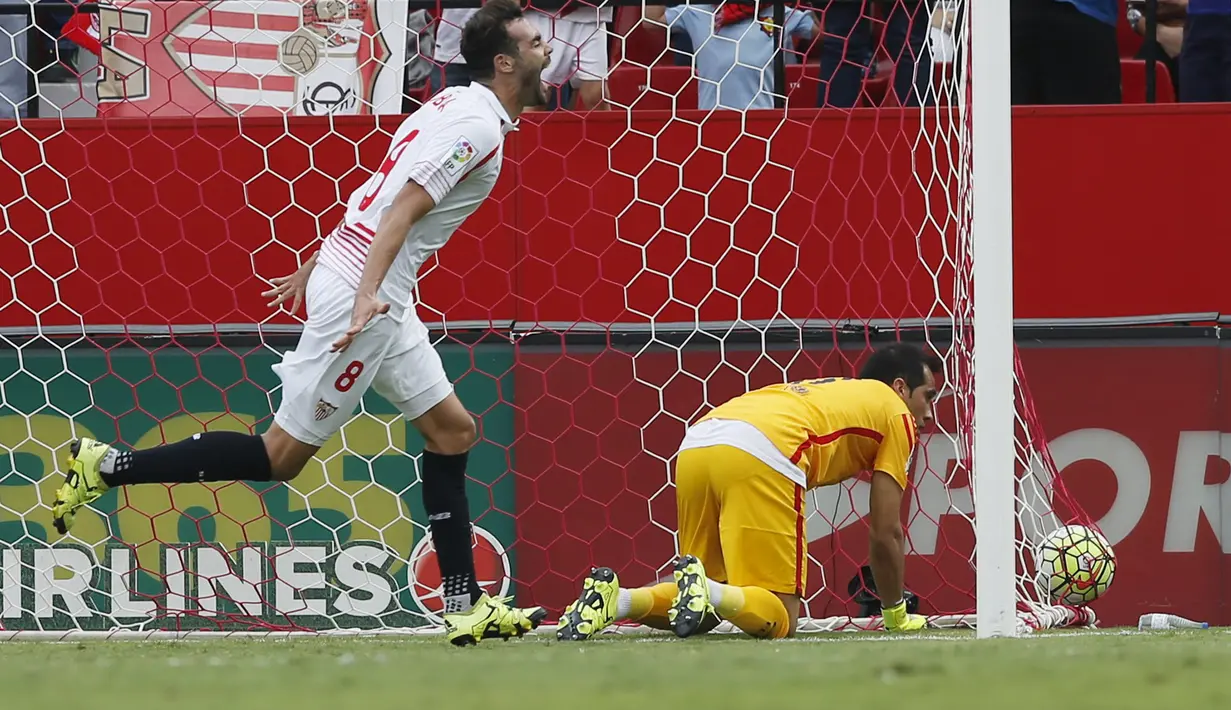 Pemain Sevilla, Vicente Iborra melakukan selebrasi usai mencetak gol ke gawang Barcelona saat lanjutan La Liga Spanyol, Minggu (4/10/2015). Tanpa Messi, Barcelona harus mengakui keunggulan Sevilla dengan skor akhir 2-1. (REUTERS/Marcelo del Pozo)
