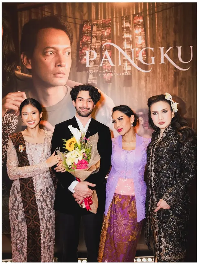 5 Potret Anggun Claresta Taufan di Gala Premiere Film Pangku, Pakai Kebaya Brokat