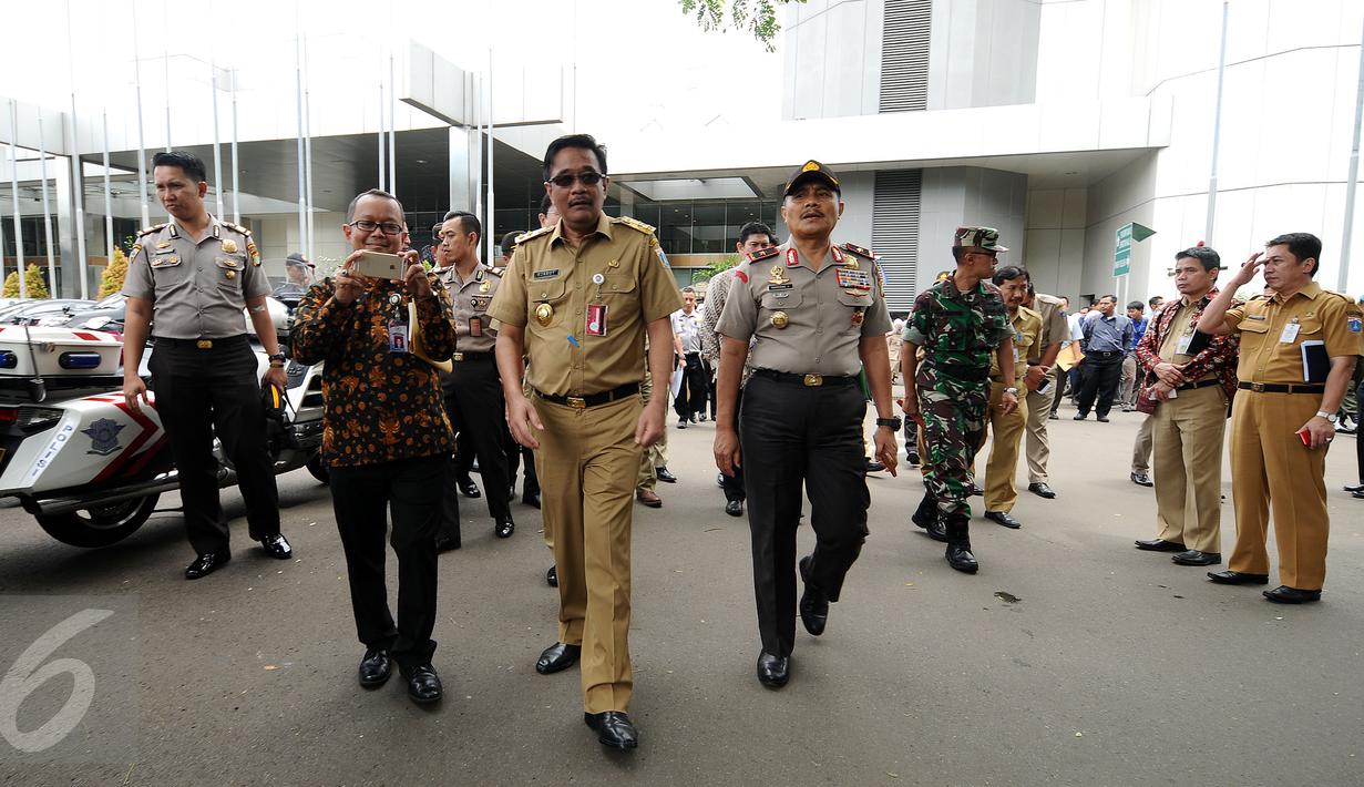 Wagub DKI Jakarta Djarot Saiful Hidayat bersama Wakapolda Metro Jaya Brigjen Pol Nandang Jumantara melakukan inspeksi mendadak di JCC, Selasa (3/1/2016). Tinjauan terkait kesiapan pelaksanaan KTT Luar Biasa OKI. (Liputan6.com/Helmi Fithriansyah)