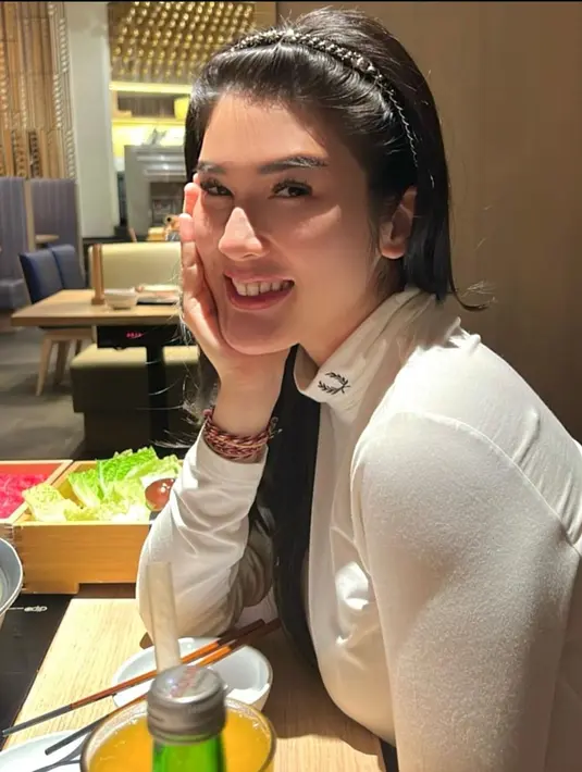 Tak hanya soal postur tubuh, paras istri Anggi Pratama ini seolah menolak tua di usianya yang sudah 32 tahun. Potret terbaru Stevie Agnecya kerap mencuri perhatian. (Liputan6.com/IG/@steviagnecya)