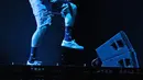 Aksi panggung DJ Alex Pall tampil pada "The Chainsmokers Live in Concert" di JIExpo, Kemayoran, Jakarta, Jumat (30/3). Duo DJ asal Amerika, Alex Pall dan Andrew Taggart membawakan lagu-lagu hitsnya. (Liputan6.com/Herman Zakharia)