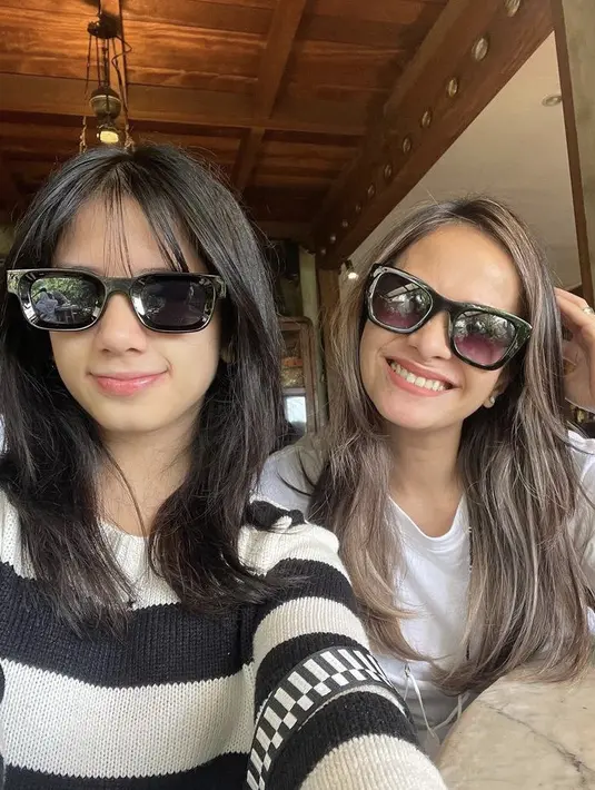 Bersama sang ibunda ia pun tampil dengan knitwear bergaris hitam putih. Bak bestie, Ersa pun tampil kompak mengenakan kacamata dengan sang anak. (@ersamayori)