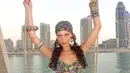 Pada potret ini, Bella Hadid tampil dengan gaya bohemian di pinggir pantai. Ia pun mengenakan satin dress bermotif tribal. [instagram/bellahadid]