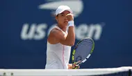 Janice Tjen dari Indonesia bereaksi setelah mencetak poin melawan Veronika Kudermetova dari Rusia selama babak pertama turnamen grand slam US Open 2025, Minggu 24 Agustus 2025, di New York, Amerika Serikat. (AP Photo/Frank Franklin II)