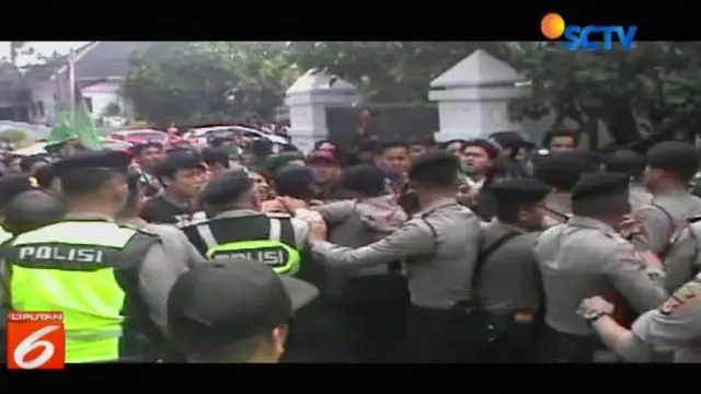 Bentrokan antara polisi dengan mahasiswa yang tergabung dalam HMI Bandung tak terhindar setelah para pengunjuk rasa merangsek masuk ke komplek DPRD Jawa Barat.