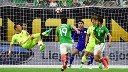Pemain Venezuela, Jose Velazquez, saat mencetak gol ke gawang Meksiko dalam laga Grup C Copa America 2016 di Stadion NRG, Houston, AS, Selasa (14/6/2016) WIB. (AFP/Alfredo Estrella)