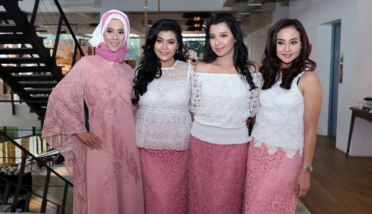 Anak mendiang penyanyi senior Rinto Harahap, Mita Melanie menggantikan Vonny Cornelia. Single terbarunya ini juga berkat usulan Mita yang mengusulkan mendaur ulang lagi milik almarhum ayahnya. (Deki Prayoga/Bintang.com)