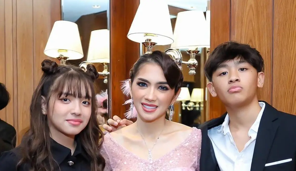 Tak hanya kecantikan, selera fashion lovely juga tak kalah stylish dengan sang mama. @lovelyrum.