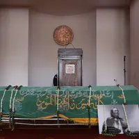 Setelah keluar dari Rumah Sakit Pondok Indah, Bintaro Tangerang Selatan, jenazah Yockie Suryo Prayogo langsung di salatkan di Masjid Bani Umar. (Adrian Putra/Bintang.com)