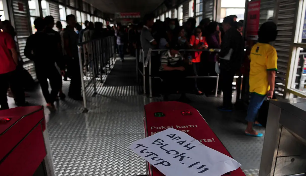 Aksi demo menuntut kenaikan gaji yang dilakukan para buruh berimbas pada pelayanan Bus TransJakarta, Senin (10/11/2014). (Liputan6.com/Johan Tallo)