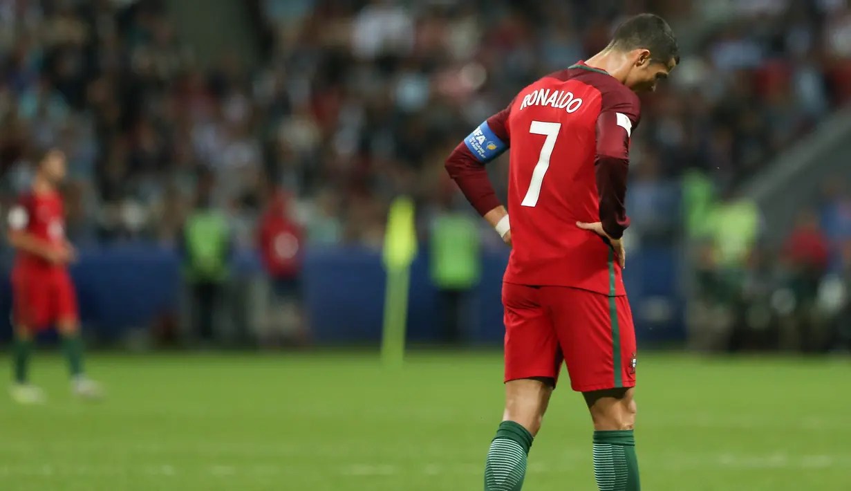 Bintang Portugal, Cristiano Ronaldo, tampak kecewa usai gagal ke final Piala Konfederasi setelah kalah dari Cile di Stadion Kazan Arena, Rusia, Rabu (28/6/2017). (EPA/Mario Cruz)