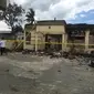 Kondisi Polsek Tambelangan Sampang usai dibakar massa