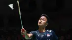 Pemain bulu tangkis Indonesia Anthony Sinisuka Ginting memukul balik kok saat melawan pemain bulu tangkis Jepang Kanta Tsuneyama pada pertandingan tunggal putra Japan Open 2023 di Tokyo, Jepang, Rabu ( 26/7/2023). (Richard A. Brooks/AFP)