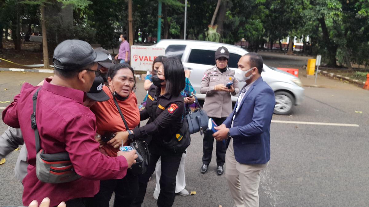 Saksikan Rekonstruksi Langsung, Istri Sopir Taksi Daring Menangis