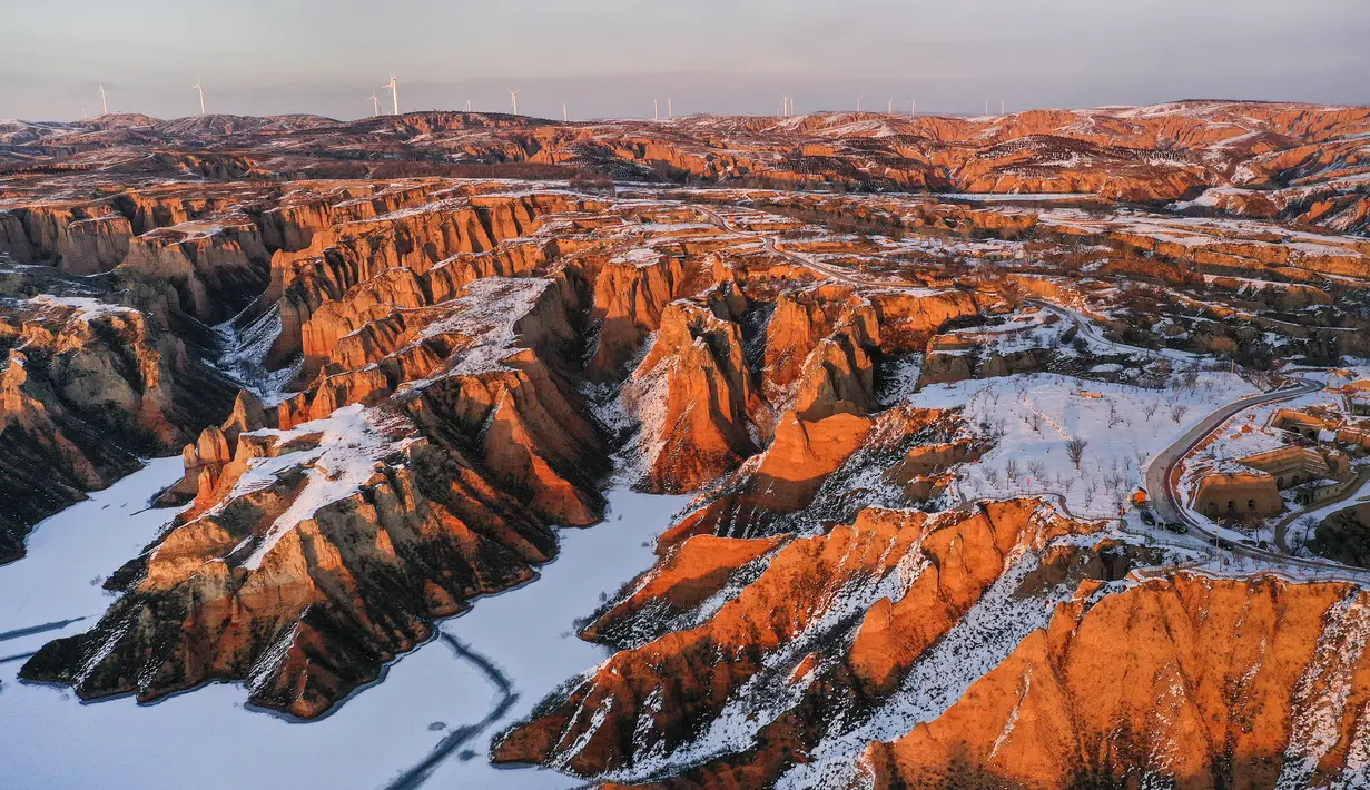 Foto dari udara yang diabadikan pada 3 Desember 2020 ini menunjukkan pemandangan Mahuangliang Loess Geopark usai turun salju di Kota Yulin, Provinsi Shaanxi, China barat laut. (Xinhua/Tao Ming)