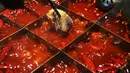 Seorang pembeli menikmati makanan di sebuah restoran hot pot di Chongqing, China barat daya, pada 5 Oktober 2020. Masyarakat di seluruh China menikmati beragam makanan lezat selama libur Hari Nasional dan Festival Pertengahan Musim Gugur. (Xinhua/Wang Quanchao)