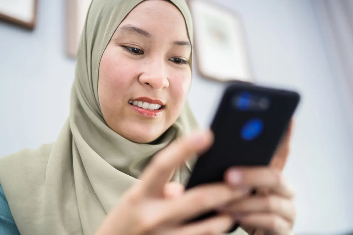 Ilustrasi menggunakan aplikasi di smartphone
