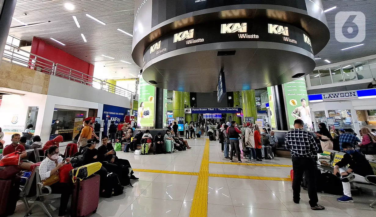 Suasana penumpang kereta api jarak jauh di Stasiun Gambir, Jakarta Pusat, Rabu (21/12/2022). Jelang Natal dan Tahun Baru PT KAI mengantisipasi cuaca ekstrem dan daerah rawan, Daop 1 Jakarta menyiapkan Alat Material Untuk Siaga (AMUS) yang ditempatkan di lokasi rawan apabila terjadi hambatan akibat cuaca ekstrem seperti banjir, amblesan dan tanah longsor. AMUS yang siapkan berupa batu balas, bantalan rel, pasir, karung, besi (untuk jembatan), alat penambat rel, dan alat berat lainnya. (Liputan6.com/Johan Tallo)