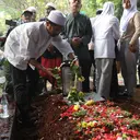 Pemakaman Diding Boneng Diiringi Isak Tangis Keluarga