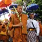 Prosesi kirab Waisak dari Candi Mendut menuju Candi Borobudur, Magelang, Jawa Tengah, Sabtu (21/5/2016). (Liputan6.com/Reza Kuncoro)