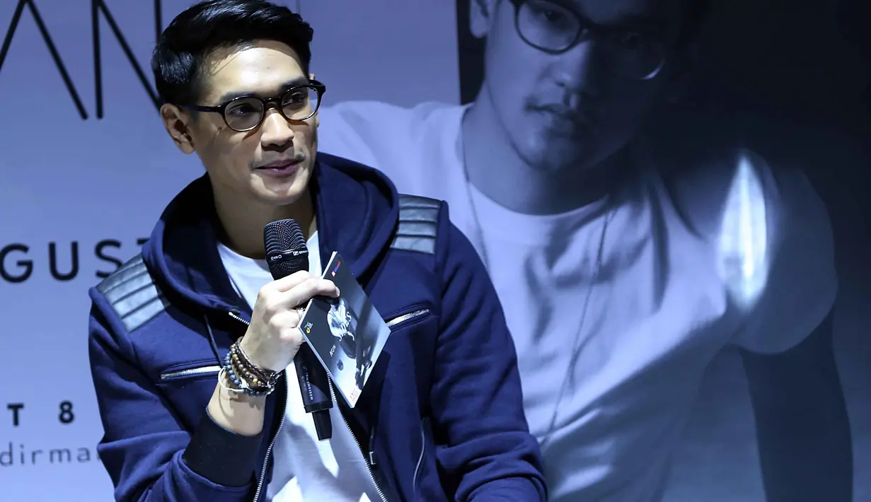 Album Sides resmi dirilis pada Rabu, (31/8) dengan berisi 13 track song list di dalamnya. Dua sisi Afgan yang berbeda ditonjolkan dalam albumnya ini. (Nurwahyunan/Bintang.com)