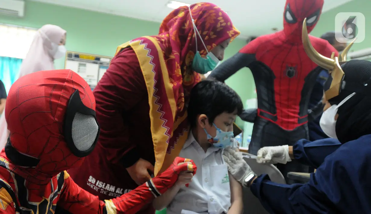 Spiderman mendampingi murid SD saat pelaksanaan vaksinasi COVID-19 dosis kedua di Sekolah Al-Azhar, BSD, Tangerang Selatan, Banten, Senin (17/1/2022). Sebanyak 450 murid divaksin dengan melibatkan tokoh Spiderman untuk menghibur sekaligus menghilangkan rasa takut anak-anak. (merdeka.com/Arie Basuki)