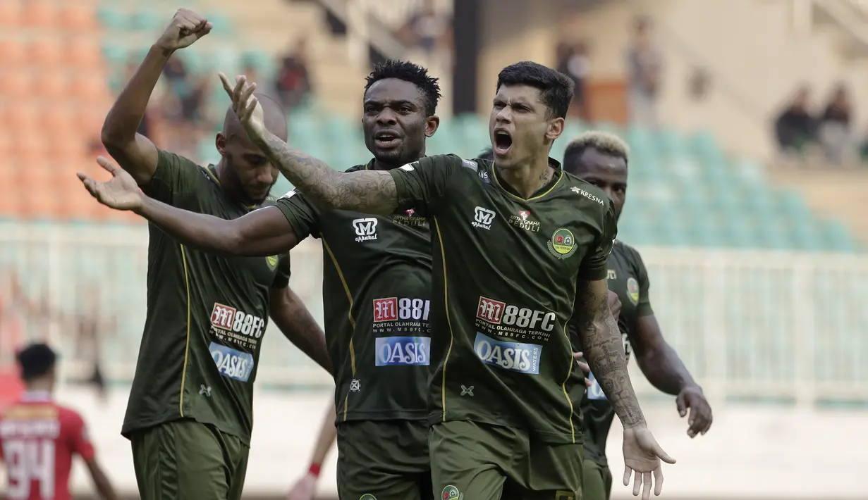 Pemain PS Tira Persikabo merayakan gol yang dicetak Ciro Henrique ke gawang Persija Jakarta pada laga Shopee Liga 1 di Stadion Pakansari, Bogor, Selasa (16/7). Tira menang 5-3 atas Persija. (Bola.com/Yoppy Renato)