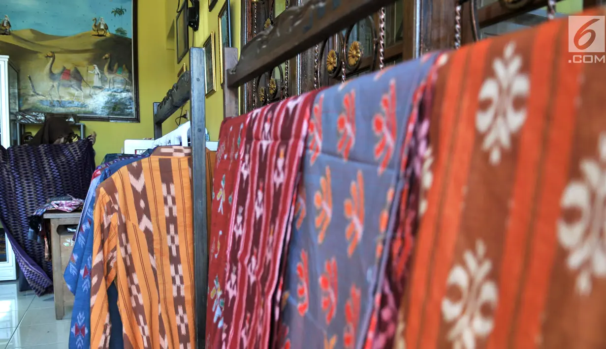 <p>Tenun ikat dipajang di salah satu industri rumahan di Desa Bandar Kidul, Kediri, Jawa Timur, Sabtu (29/9). Tenun ikat Bandar Kidul memiliki motif ceplok, tirto, dan goyor dengan bahan dari sutra, semi sutra, dan katun. (Merdeka.com/Iqbal Nugroho)</p>