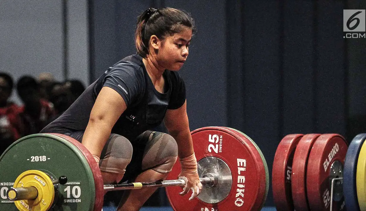 Lifter Indonesia Melinda Gusti bersiap melakukan angkatan pada nomor angkat besi putri 75 Kg 18th Asian Games Invitation Tournament di JiExpo, Jakarta, Senin (12/2). Melinda memperoleh emas pada nomor tersebut. (Liputan6.com/Faizal Fanani)