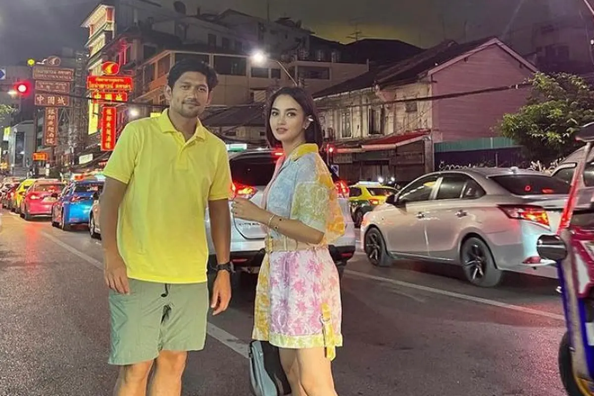 7 Gaya Stylish Ririn Ekawati Liburan di Thailand, Tampil Kekinian bak ABG di Usia 39 Tahun