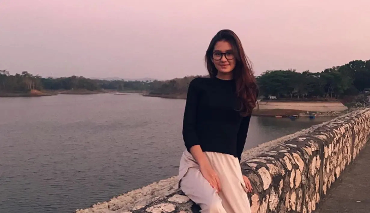 Dibeberapa kesempatan saat menikmati waktu luang, Zoe tampak sering mengunjungi tempat wisata. Tampil dengan sederhana, Zoe tampil cantik dengan kaos hitam polos dan kacamata. (Liputan6.com/IG/@zoeabbasjackson)